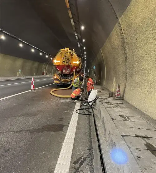 鄱阳隧道排水渠清淤